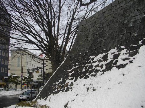 盛岡城本丸石垣 (500x375).jpg