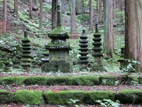 常楽寺石の多宝塔.jpg