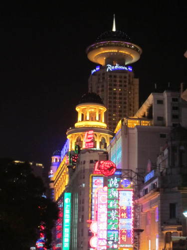 ラディソンブルホテル上海ニューワールド（南京東路より望む）
