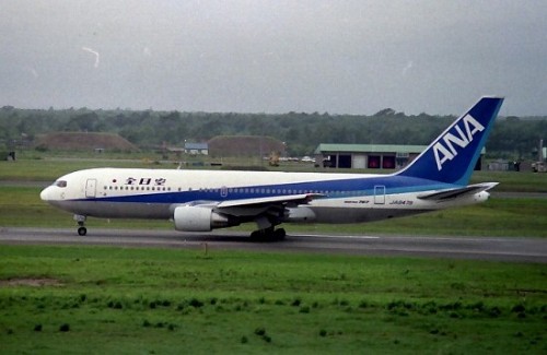 1985-08_千歳空港_767-200_01.jpg