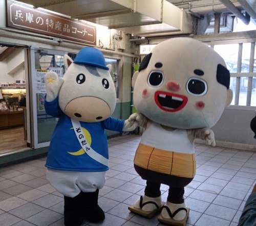 そのたん曰く、そのたんショップの前で