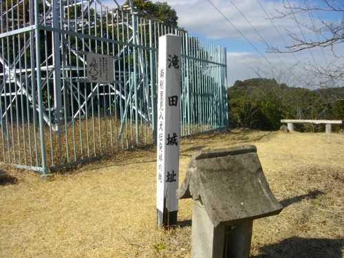 滝田城本丸 (500x375).jpg