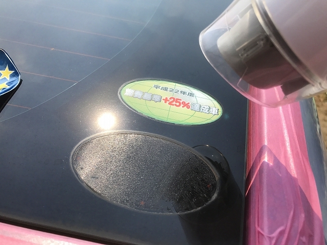 車のガラス面のステッカー剥がし 低排出ガス車 燃費基準ステッカー 新型ハリアーとlucilyの気ままなブログ 楽天ブログ