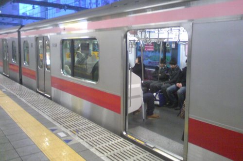 Tokyu 5050 Series whose doors partly close
