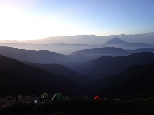 テント場と富士山.jpg