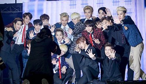 Shinee_and_EXO_at_the_2013_Melon_Music_Awards_02.jpg