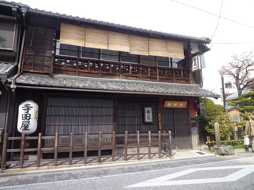 寺田屋 そして大倉酒造の 濠運河の桜 京都観光をご案内して学んだ事 楽天ブログ