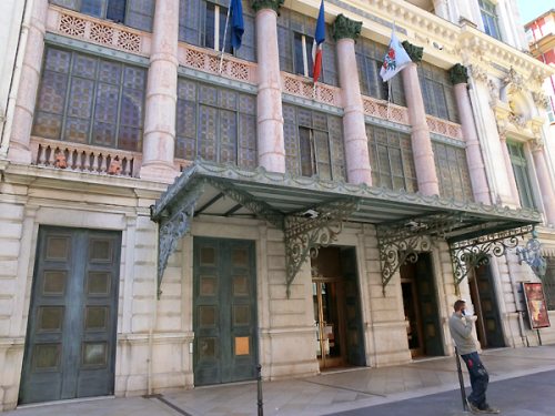 ｵﾍﾟﾗ正面入り口