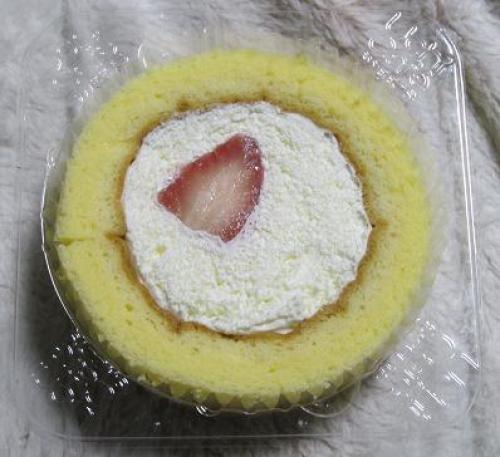 プレミアムロールケーキ（いちごのせ）3.jpg
