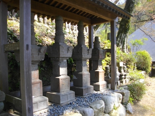 青梅丘陵海禅寺三田氏供養塔 (500x375).jpg