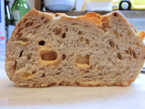 ベッカライ　しゅんた　ローストオニオンとチェダーチーズのライ麦パン断面.jpg