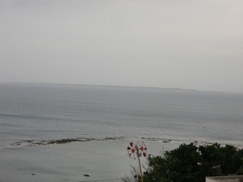 沖縄本島から見た久高島.jpg