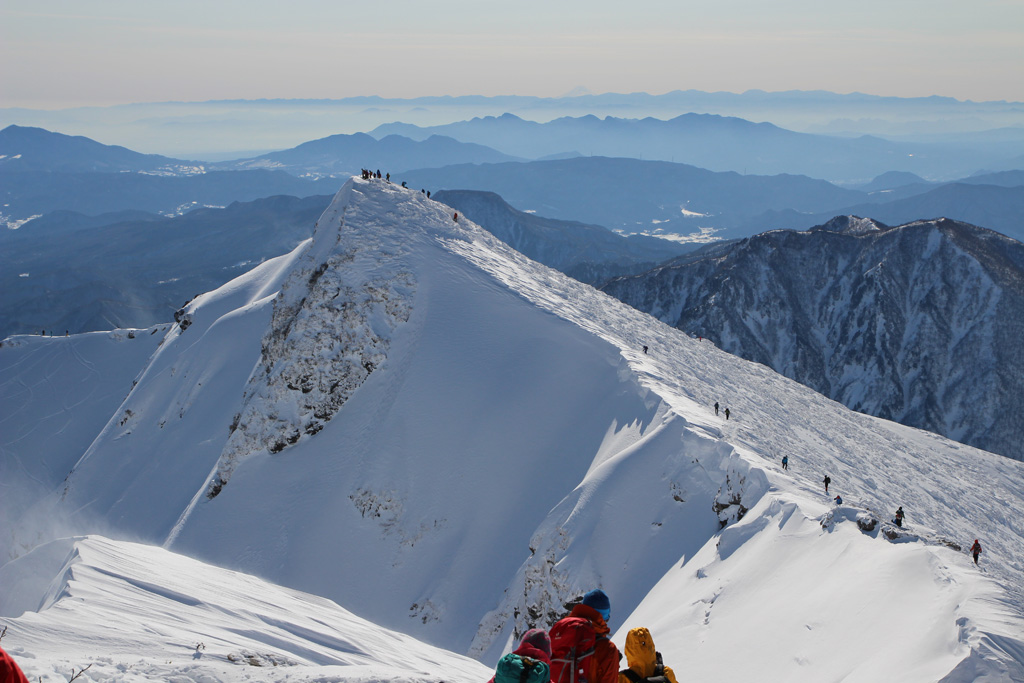 谷川岳オキの耳よりトマの耳を望む
