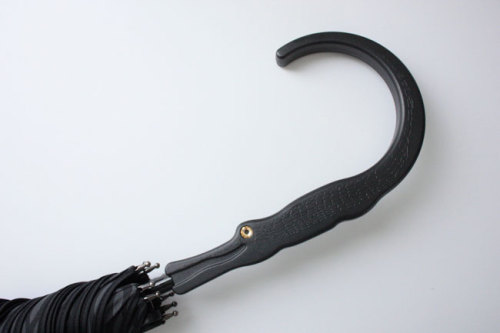 ユニークな尻尾が特徴　OFESS-SILHOUETTE　CROCODILE　長傘　ＷＡＧＡＹＡ　（わがや）　マイホーム　インテリア雑貨　シックでユニークな大人デザインの傘.jpg