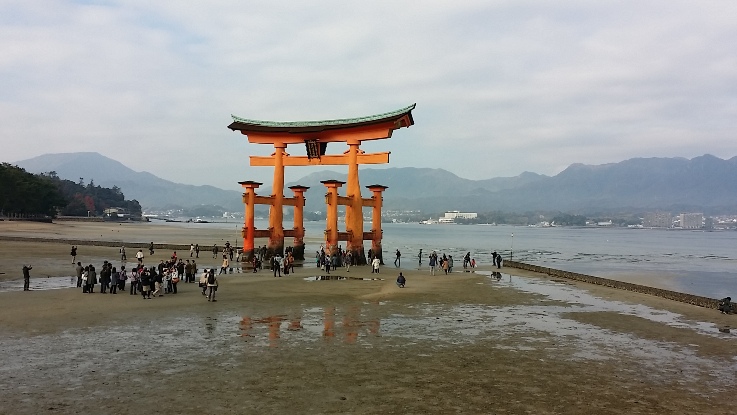 秋の 安芸の宮島 引き潮の浜辺で見上げる大鳥居 広島 山口２泊３日の旅 その３ 曲まめ子の まめ子な日々 楽天ブログ