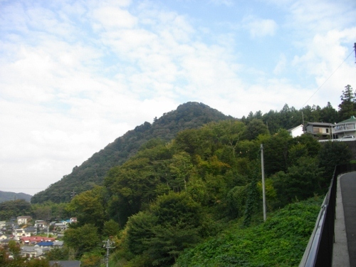 津久井城遠景 (500x375).jpg