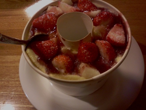 フルーツケーキが切れないのでスプーンぶっ挿し