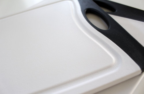 ホワイト×ブラック　波打つデザイン　スッキリ　シンプルなデザイン　モノトーンのカッティングボード　WAGAYA　（わがや）　大人デザイン　スタイリッシュ　キッチン雑貨　まな板　白黒というだけでチープ感なくインテリアになるデザイン.jpg
