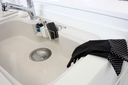 シンプル・シックな白を基調としたキッチン　合わせたブラックドットのキッチンゴム手袋　Wagaya　（わがや）　.jpg
