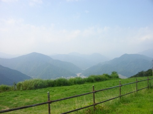 大野山山頂丹沢湖 (500x375).jpg