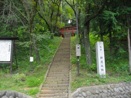 新府城搦め手藤武稲荷神社 (500x375).jpg