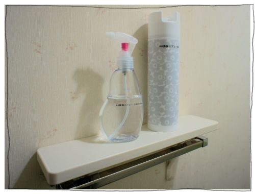 タオルバーに差し込むだけで簡単に設置できるシェルフ