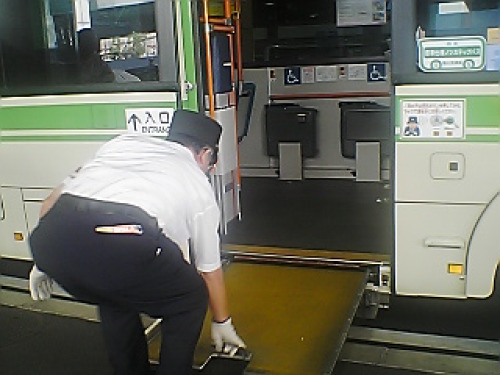 C:\fakepath\◆4-100910_0736ノンステップバス準備04.JPG