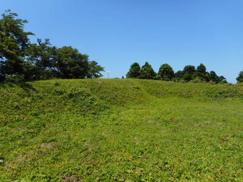 脇本城内館大土塁.JPG