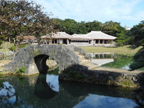 識名園石橋と御殿.JPG