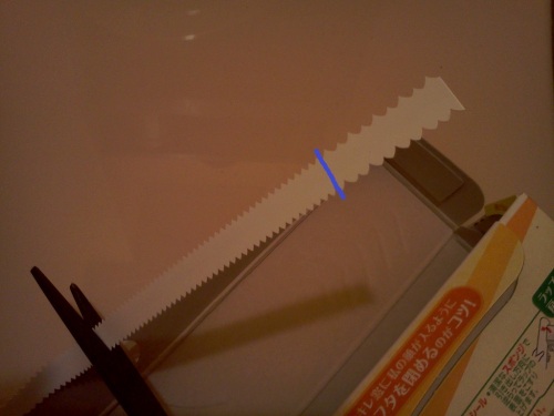 プラスチック刃を切り落とす