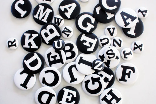 アルファベット　ロゴ　デザイン　シンプル・クールなアルファベット缶バッジ　WAGAYA　（我が家）　子供のバックに7プレゼントにオシャレに名前つけ　白黒モノトーンのアルファベット缶バッジ.jpg