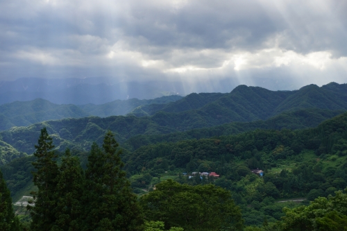 小川村高山寺から黄昏の日差しと民家 (1400x933).jpg