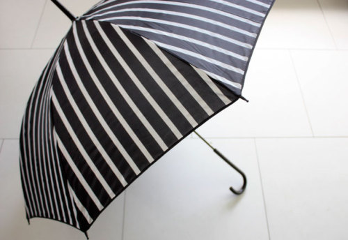 少し太目の白黒ストライプがオシャレな傘　nano・universe--STRIPE-UMBRELLA　WAGAYA　（わがや）　暮らしのデザイン　雑貨　梅雨入り前にお気に入りの傘を購入　.jpg