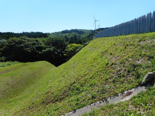 上ノ国勝山館大手土塁.JPG