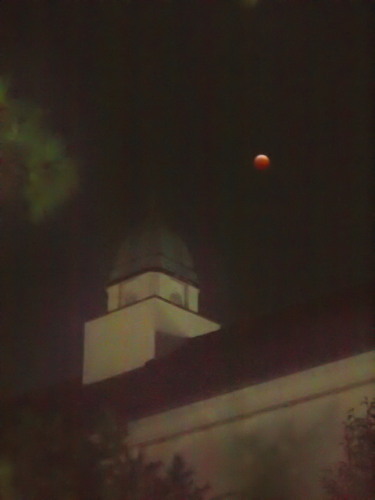 東北大学史料館の屋根と赤い月20141008