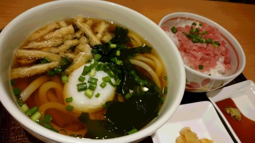 2015.12.26 5ﾃﾞﾆｰｽﾞ まぐろごはんと半熟たまごうどん.JPG