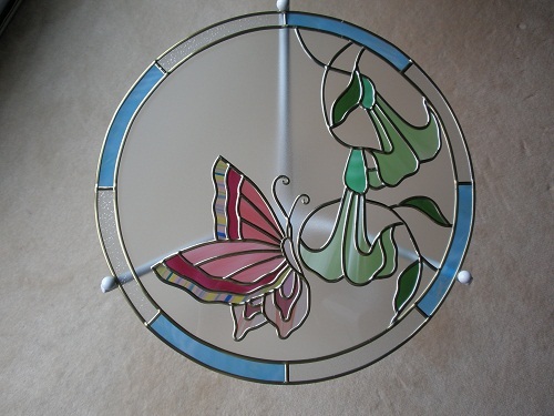 テーブル　蝶とエンジェルトランペット