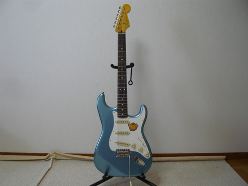 squier_fsr_classic_vibe_60s_lpb_with_stand.jpg