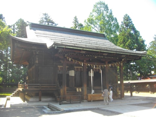 米沢城上杉神社拝殿.JPG