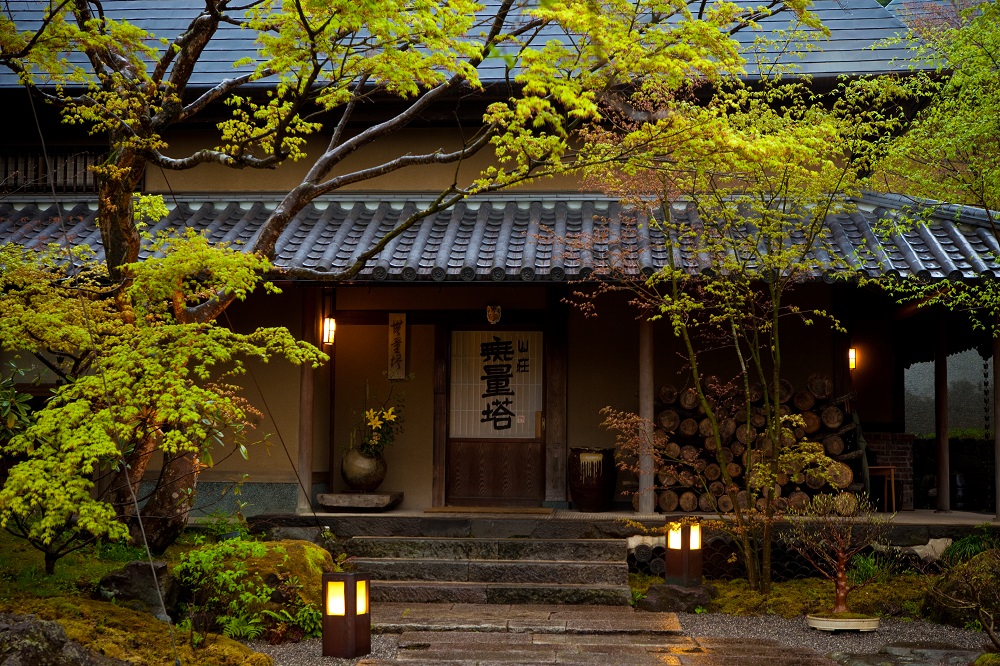 由布院温泉　山荘　無量塔