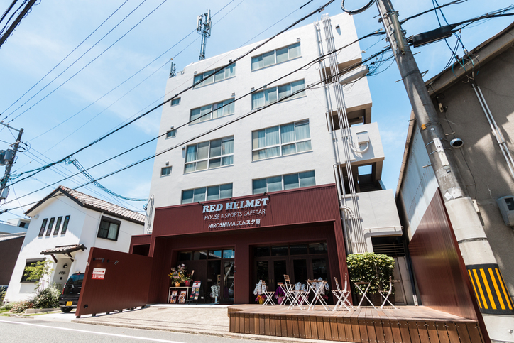 廣島紅色安全帽之屋旅館與運動咖啡酒吧 