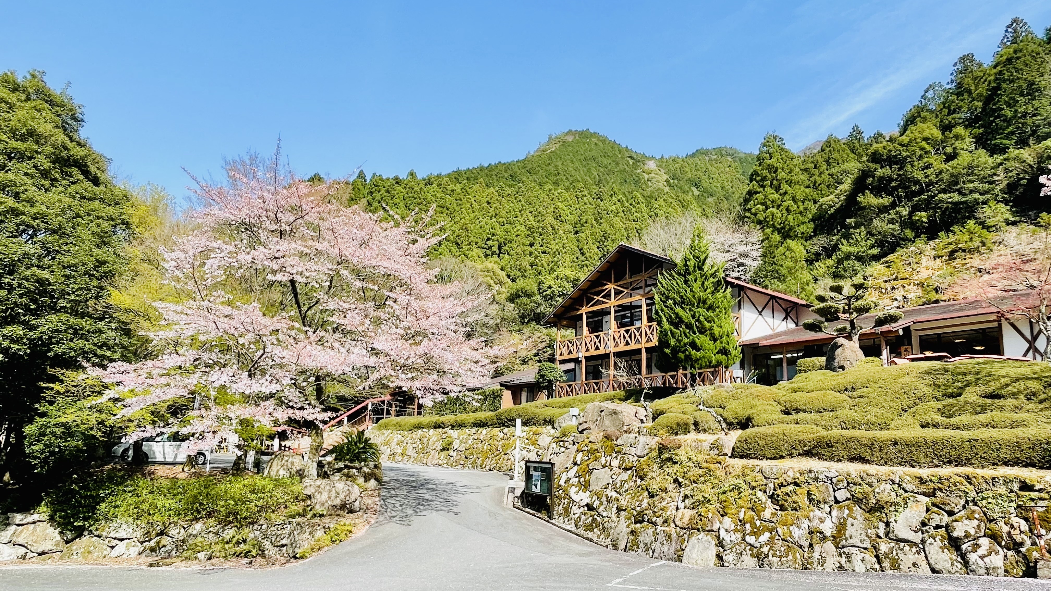 自然飯店 成川（舊：成川溪谷休養中心）