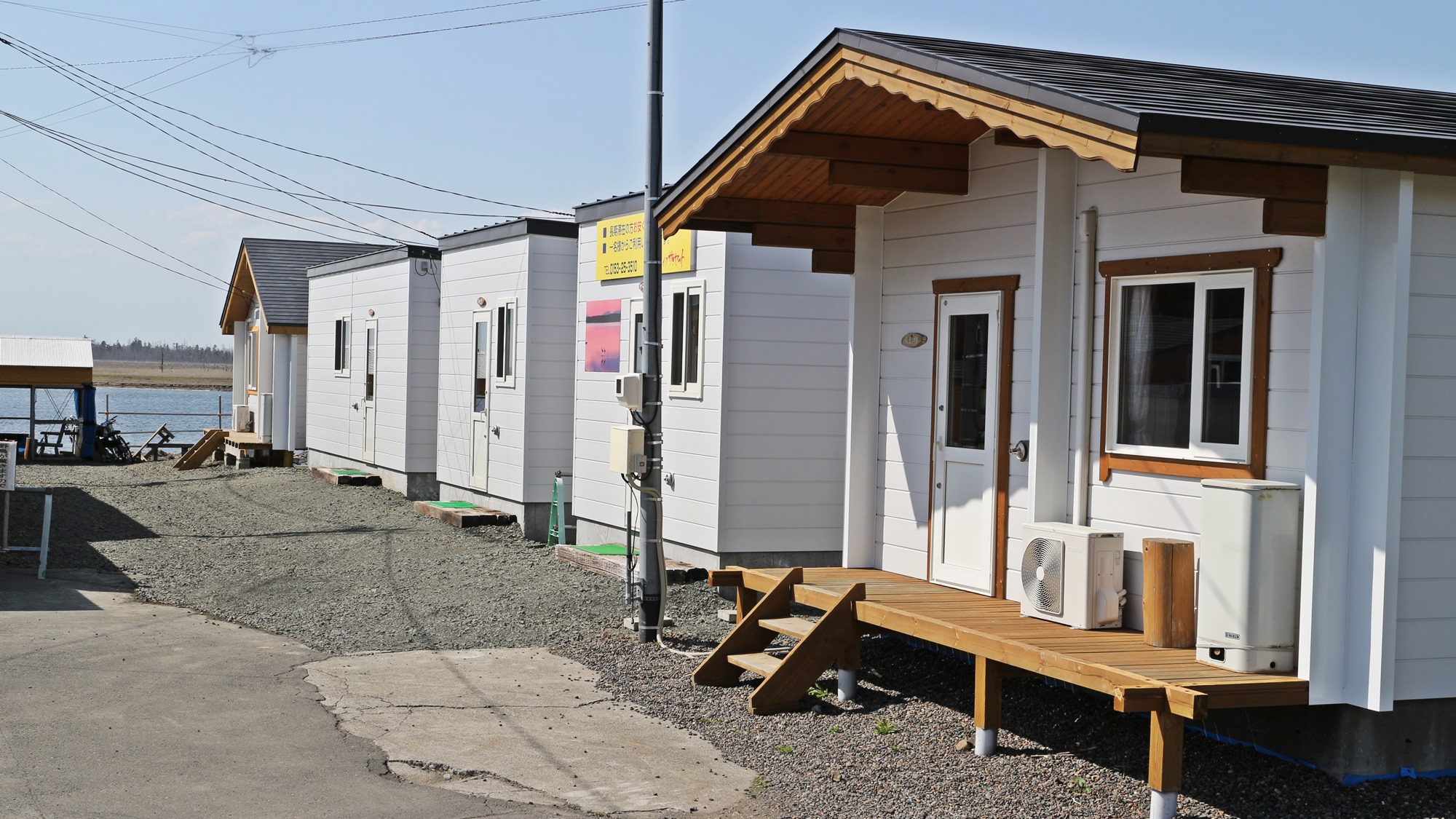 湖边日落餐厅小屋