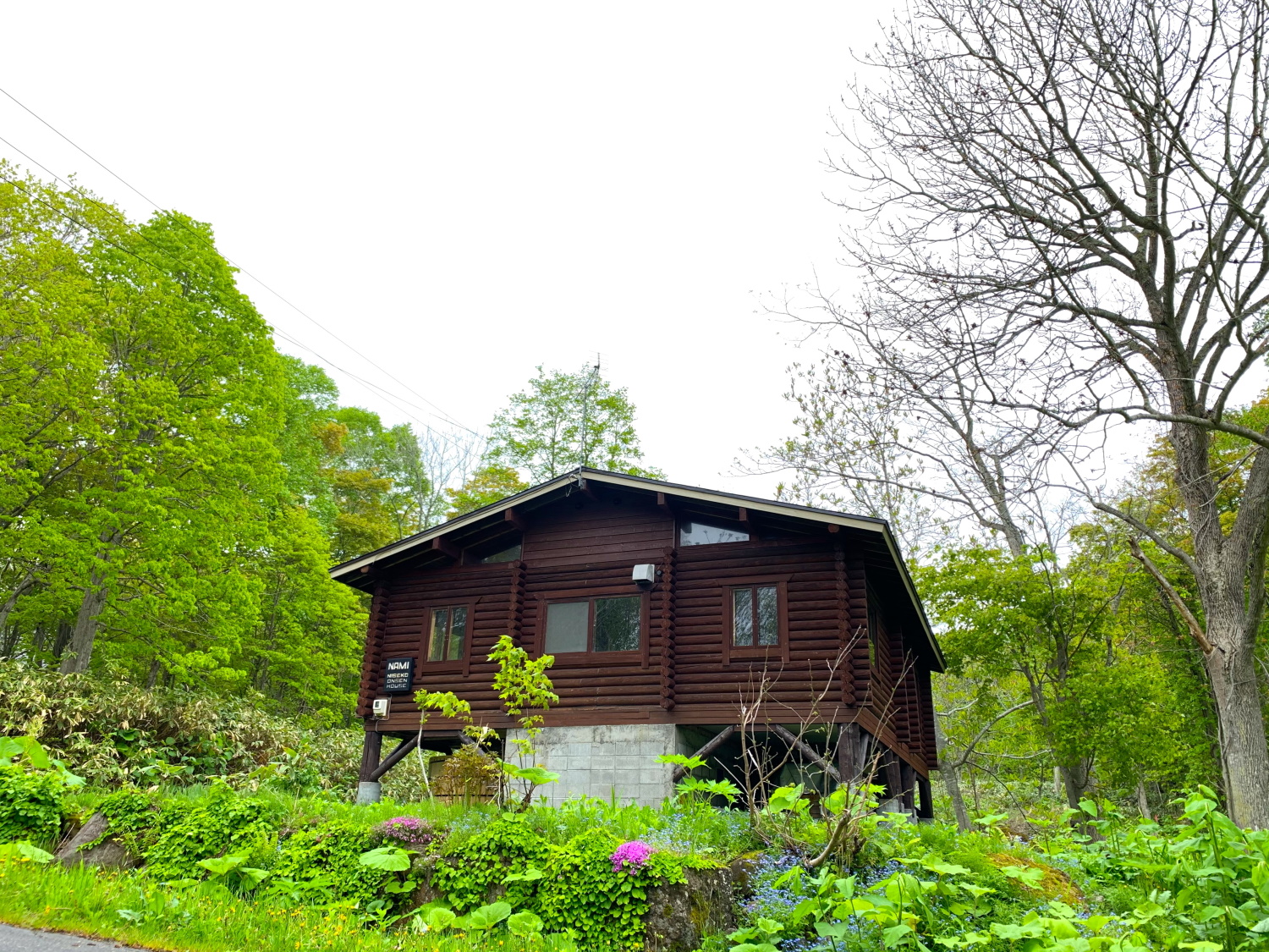 ニセコ温泉ハウス　波（ＮＩＳＥＫＯ　ＯＮＳＥＮ　ＨＯＵＳＥ　ＮＡＭＩ）