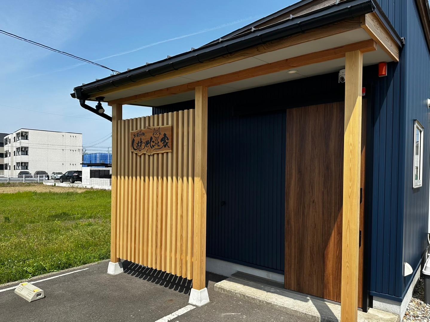 Protective Cat Cafe Shiawase Nyanchi