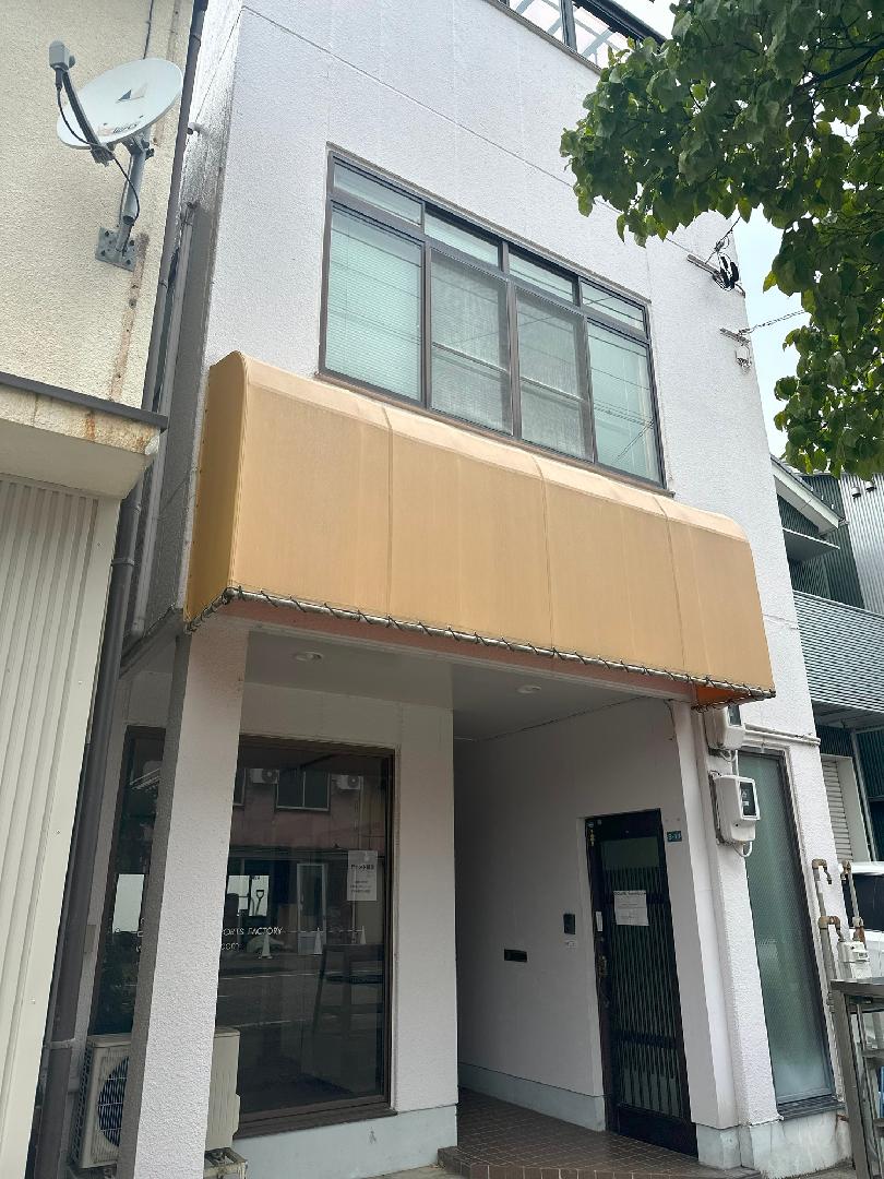 투 레이트 게스트하우스