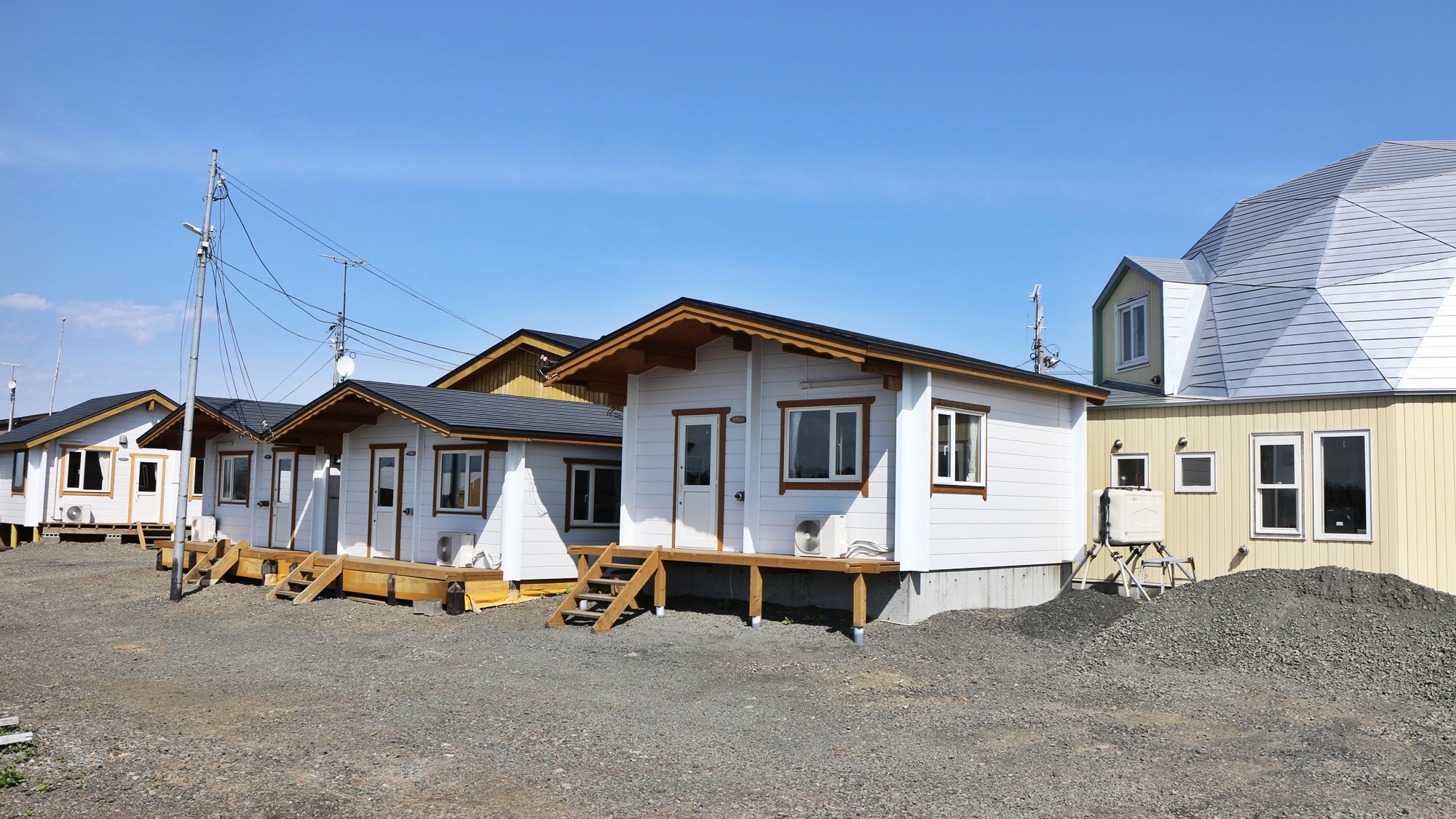 湖边日落餐厅小屋