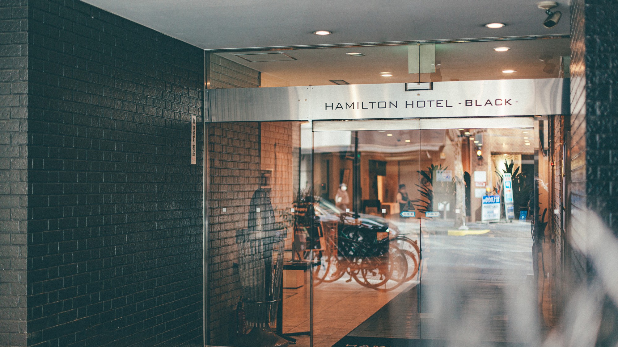 Hamilton Hotel Black