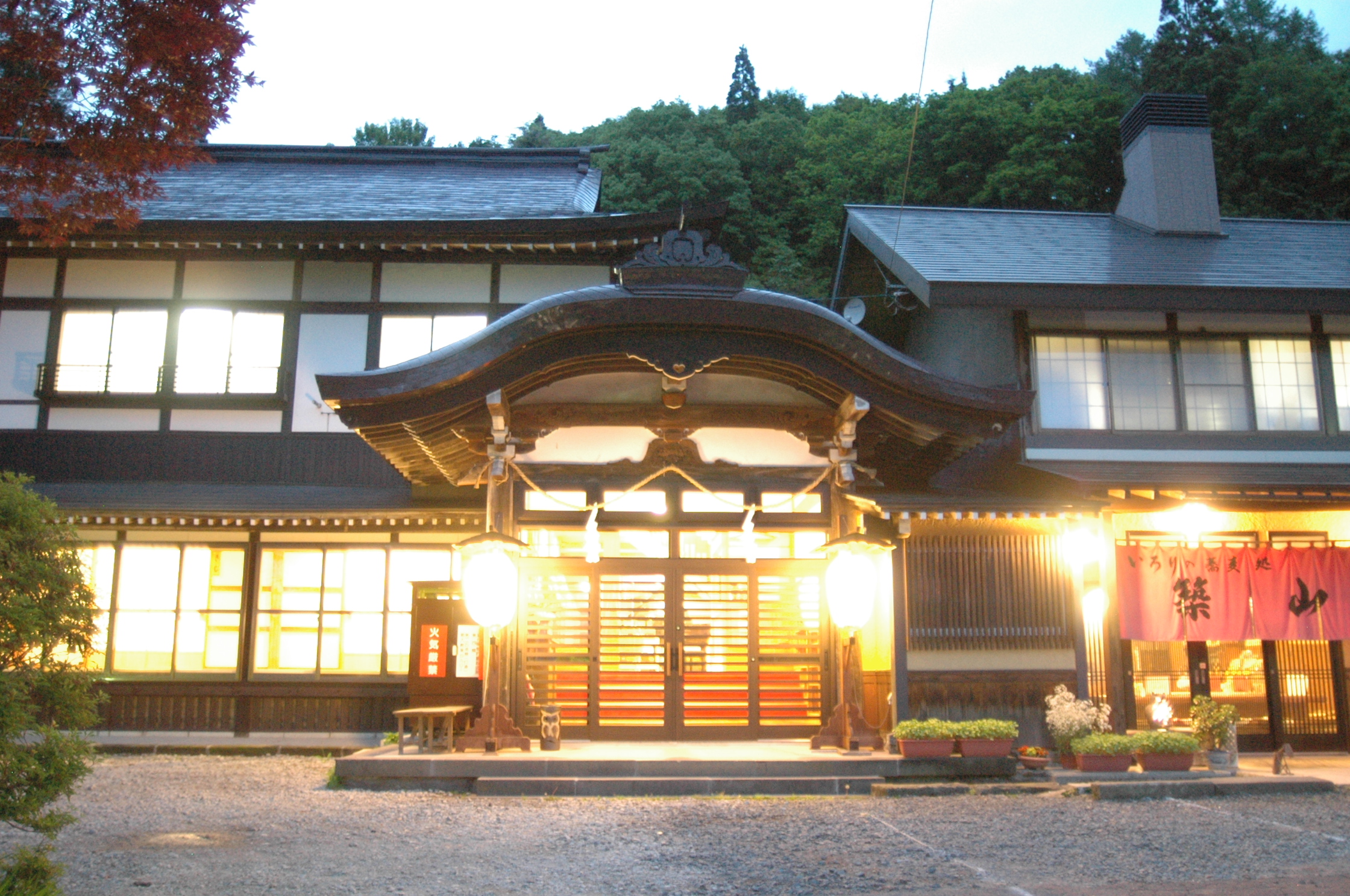 戸隠神社宿坊　いろりのそば処　築山館