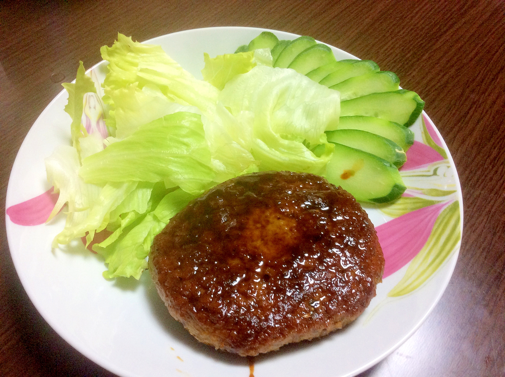 いわしハンバーグの照り焼きと野菜のつけ合わせ